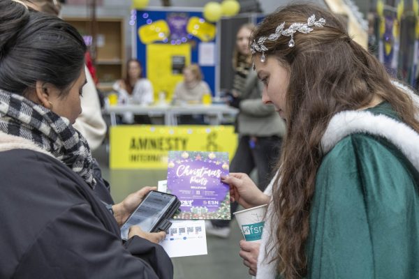 VIAdvent. Erstmalig gestaltete der Fachschaftsrat irtschaftswissenschaften gemeinsam mit dem AStA einen Weihnachtsmarkt im GD Foyer